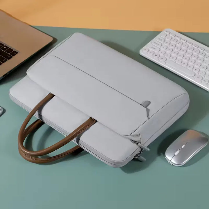Moderne lichtgrijze laptoptas/schoudertas met voorvak, veelzijdig voor werk of reizen.