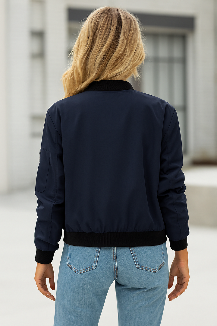 "Stijlvolle bordeaux bomberjack voor dames, sportief en casual, perfect voor herfstmode, met elastische boorden."