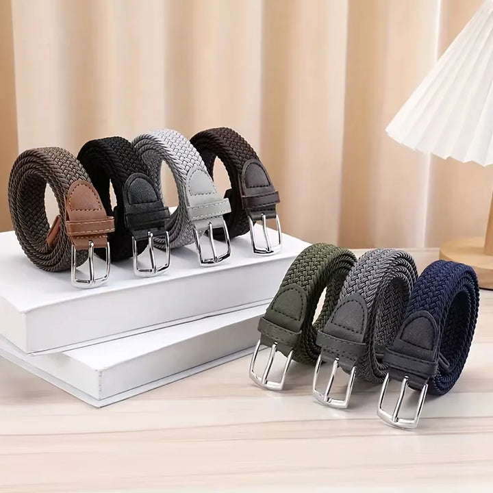 Gedetailleerde gevlochten brede riem voor dames, een comfortabele en veelzijdige modeaccessoire.