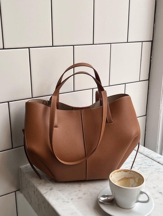 Stijlvolle bruine dames schoudertas, perfect voor dagelijks gebruik. Ruim en modieus accessoire.