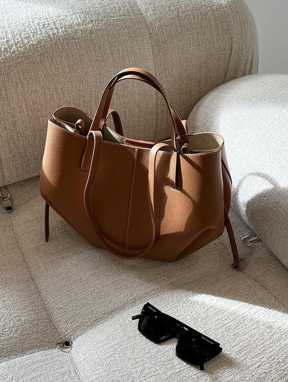 Veelzijdige taupe dames handtas/schoudertas. Functioneel accessoire voor elke gelegenheid.