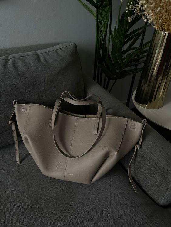 Dames schoudertas gedragen, perfect accessoire voor een elegante en functionele outfit.