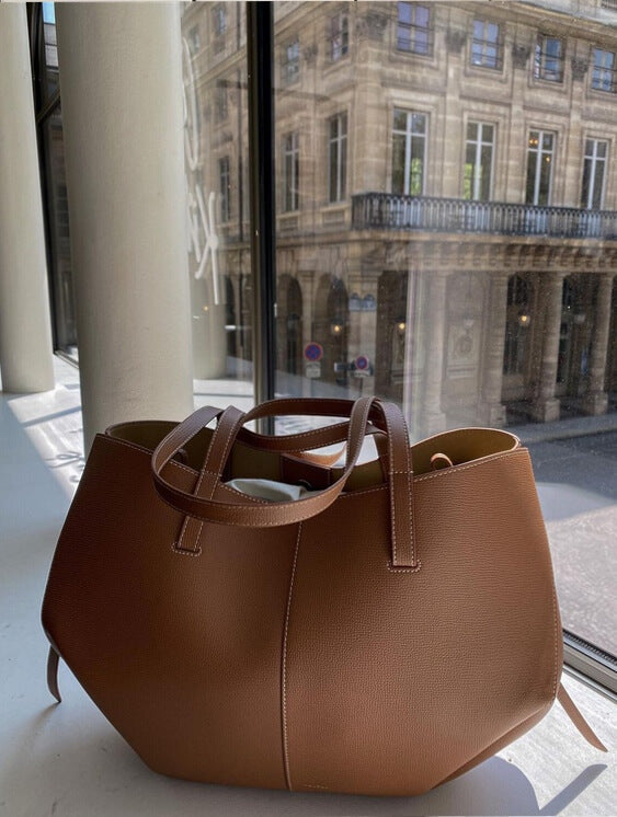 Deze veelzijdige dames schoudertas in zwart past bij elke outfit, een modieus en ruim accessoire.
