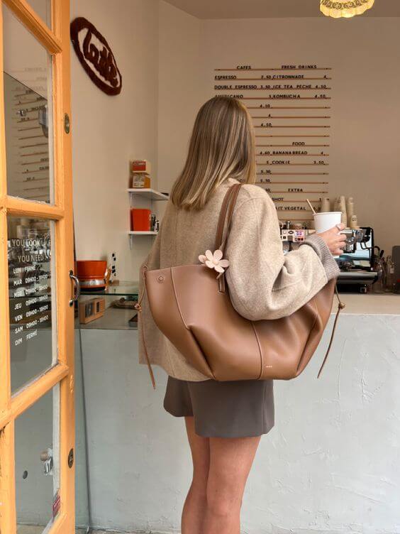 Bruine dames schoudertas, elegant en ruim, ontworpen voor comfort en stijl in elke situatie.