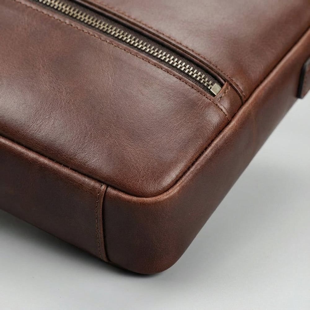 Elegante heren lederen aktetas/schoudertas voor MacBook. Perfect als zakelijke tas, biedt stijlvolle laptop bescherming.