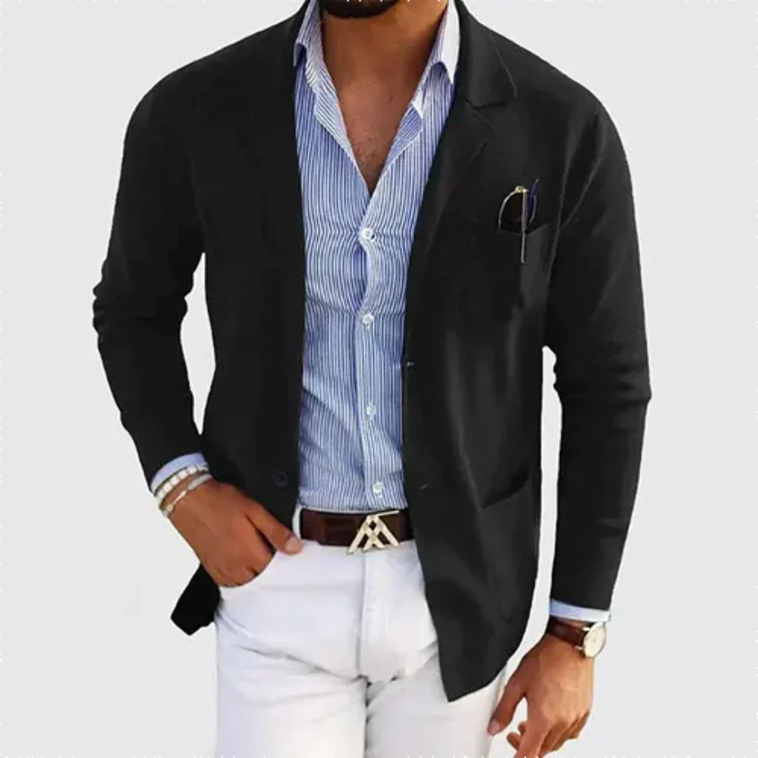 Man draagt modieuze casual herenblazer. Stijlvol jasje voor een smart-casual look, comfortabel en veelzijdig.