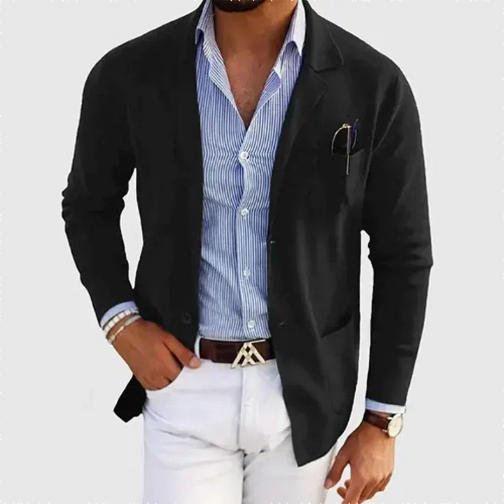 Man draagt modieuze casual herenblazer. Stijlvol jasje voor een smart-casual look, comfortabel en veelzijdig.