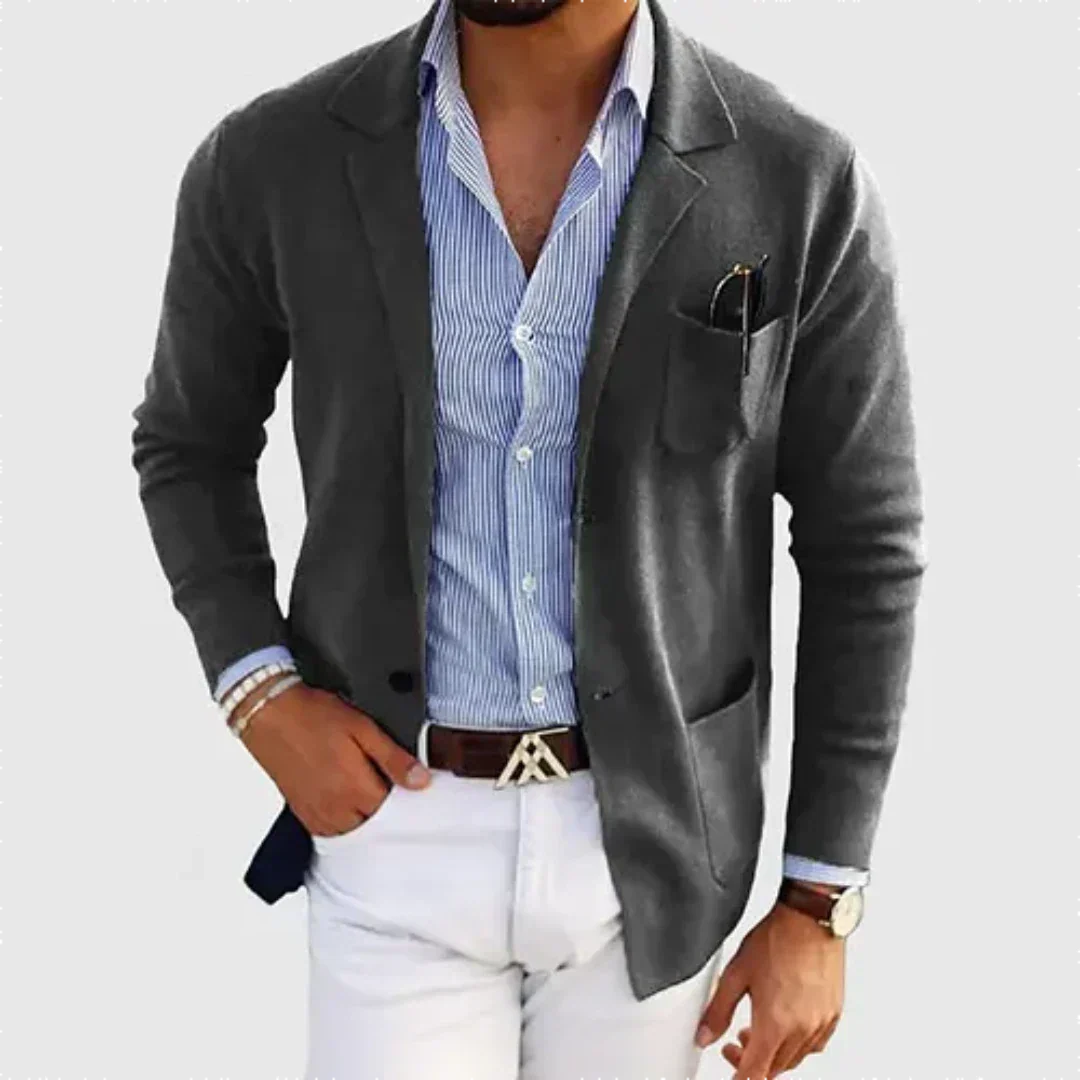 Detail van de casual herenblazer. Een stijlvol jasje met comfortabele pasvorm, veelzijdig voor herenmode.