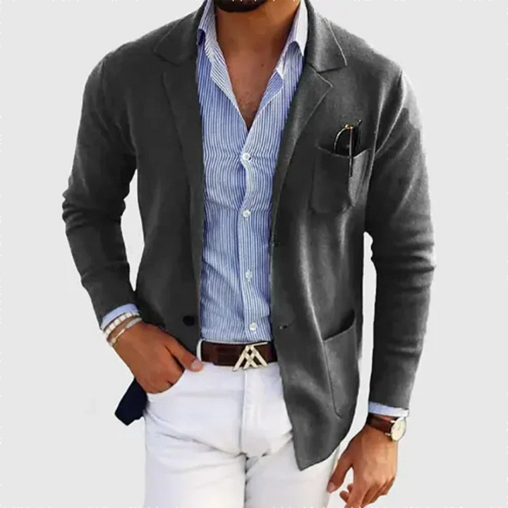 Detail van de casual herenblazer. Een stijlvol jasje met comfortabele pasvorm, veelzijdig voor herenmode.