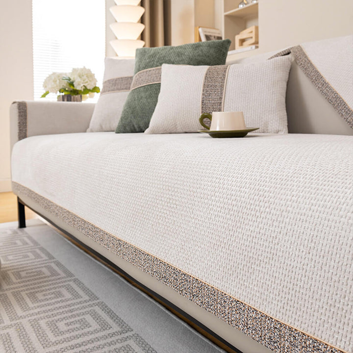 "Stijlvolle CozyGuard bankhoes van luxe chenille in grijs, beschermt en vernieuwt uw woonkamer met chic en comfort."