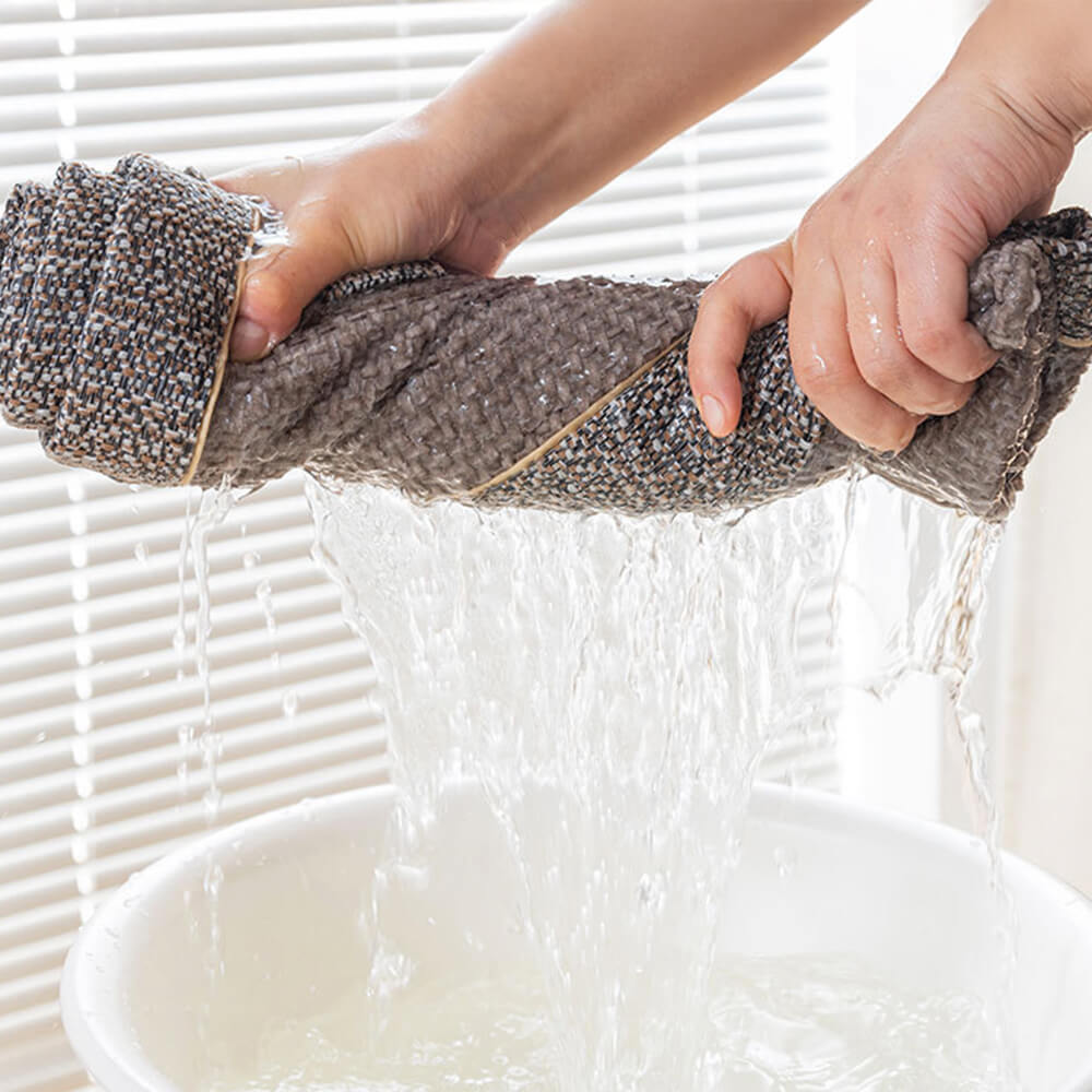 "Stijlvolle CozyGuard bankhoes van luxe chenille in grijs, beschermt en vernieuwt uw woonkamer met chic en comfort."