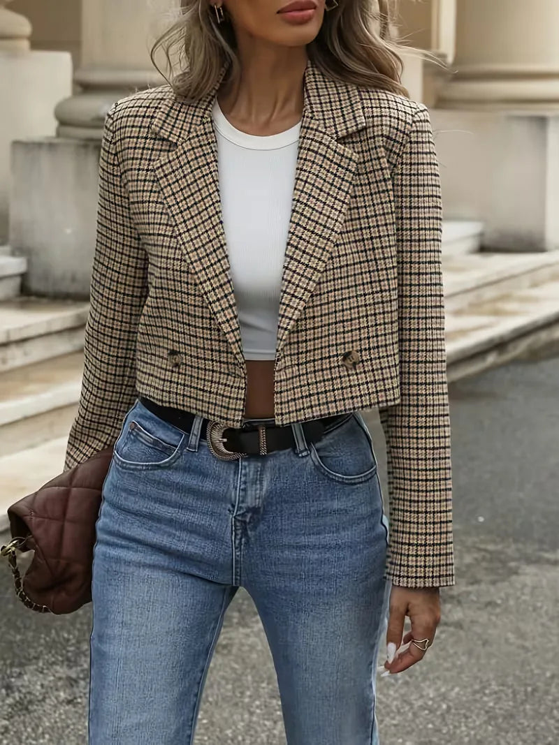 Khaki dames blazer, geruit patroon, lange mouwen. Modieus voor streetwear, kantoor of een lente/herfst outfit.