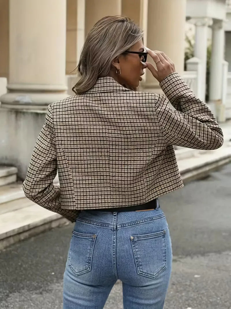 Elegante dames blazer geruit, lange mouwen. Ideaal voor zakelijke kleding of een stijlvolle lente/herfst outfit.