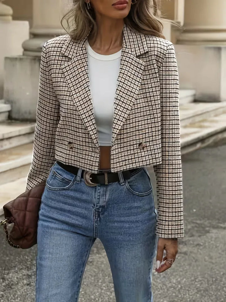 Chique dames blazer, geruit patroon, lange mouwen. Khaki kleur, ideaal voor een stijlvolle lente of herfst look.