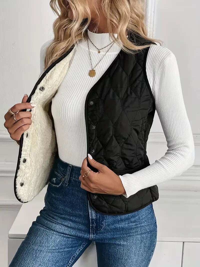 Mouwloze dames bodywarmer met knoopsluiting, veelzijdig voor gelaagde herfst/winter outfits. Stijlvol.