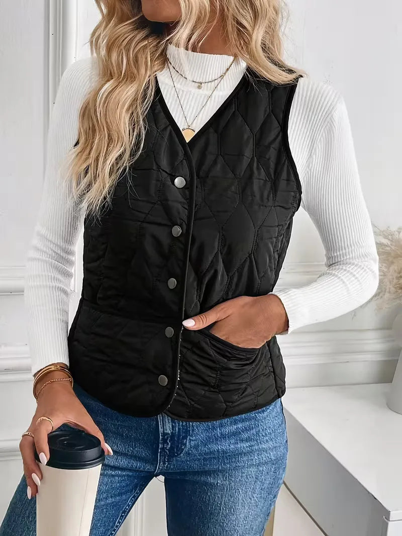 Dames bodywarmer met knoopsluiting en opvallende voorzakken, perfect voor casual herfst outfits. Trendy.