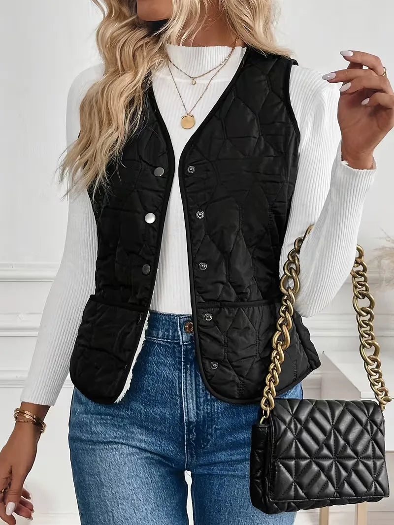 Warme, stijlvolle dames bodywarmer met knoopsluiting. Ideaal voor herfst- en wintermode. Comfortabel.
