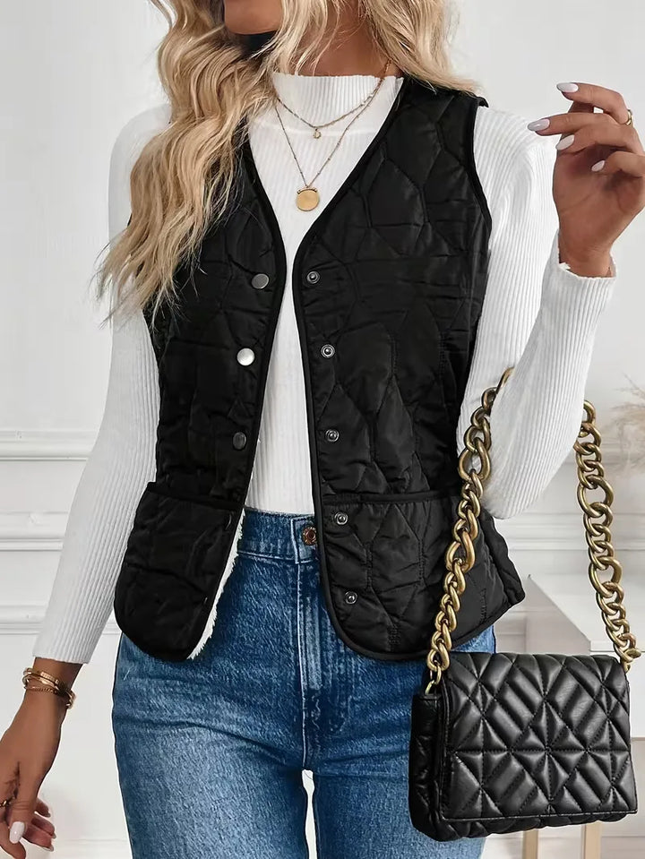 Warme, stijlvolle dames bodywarmer met knoopsluiting. Ideaal voor herfst- en wintermode. Comfortabel.
