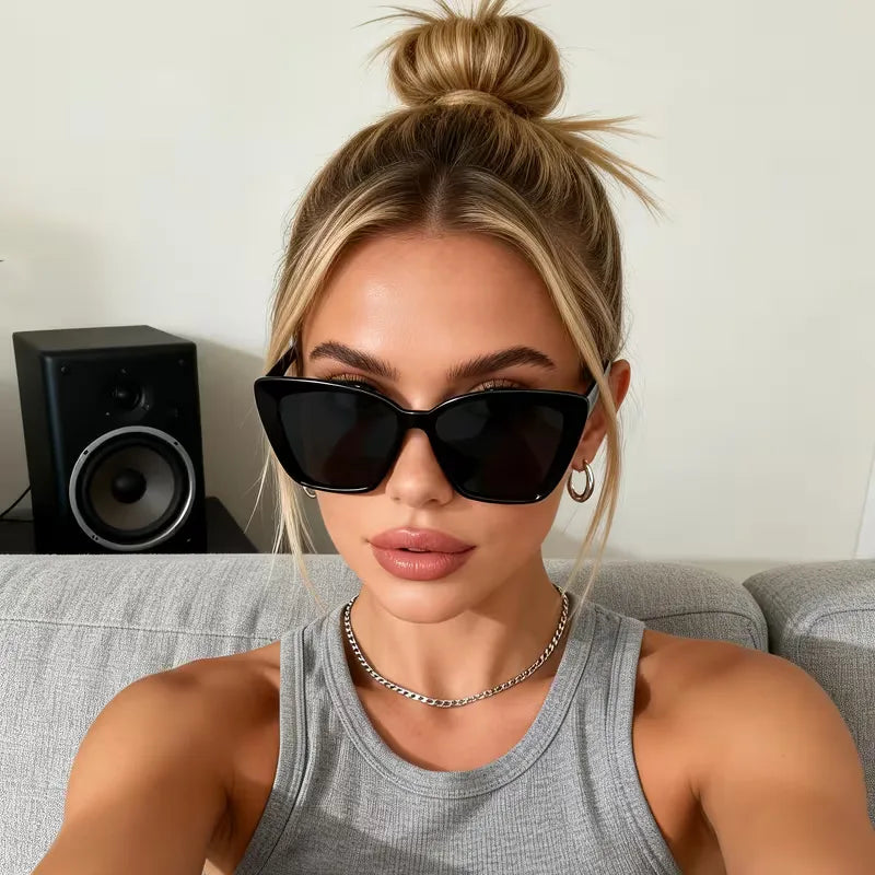 Stijlvolle dames cat-eye zonnebril met UV-bescherming, ideaal voor zomer en strand.