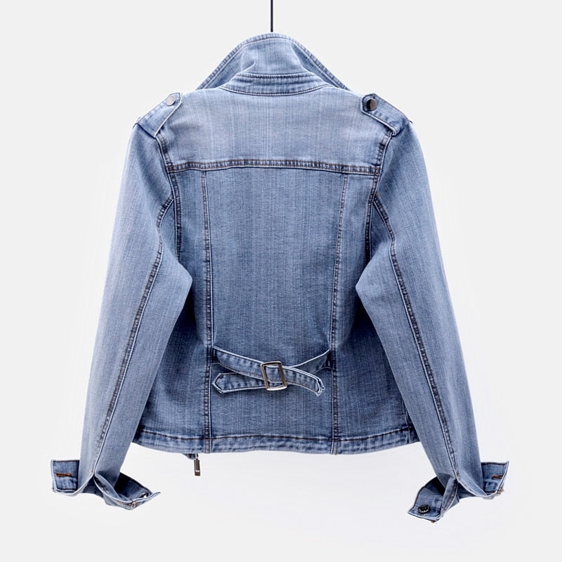 "Stijlvolle dames denim spijkerjas, vintage look met klassieke kraag en metalen knopen, flatterende pasvorm."