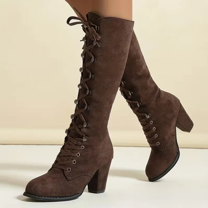 Stijlvolle dames enkellaarsjes met blokhak, perfect voor herfst en wintermode.