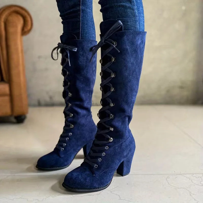 Zijaanzicht van stijlvolle dames enkellaarsjes met blokhak en veters, veelzijdig design.