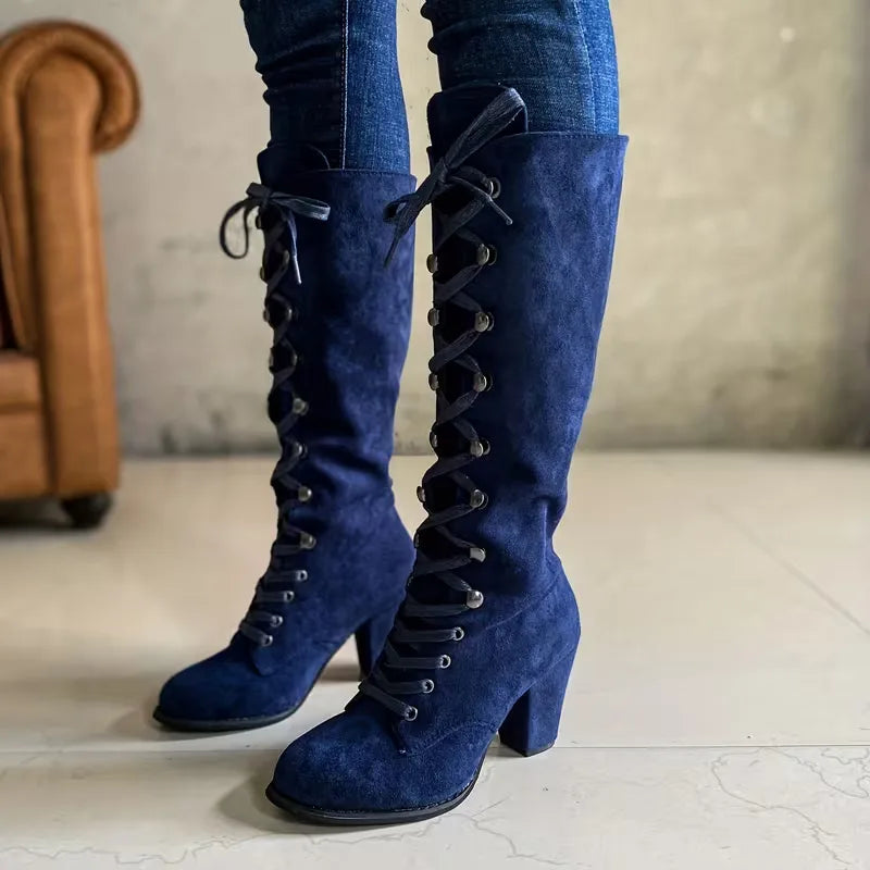 Close-up van vetersluiting op dames enkellaarsjes met blokhak, comfortabel en trendy.
