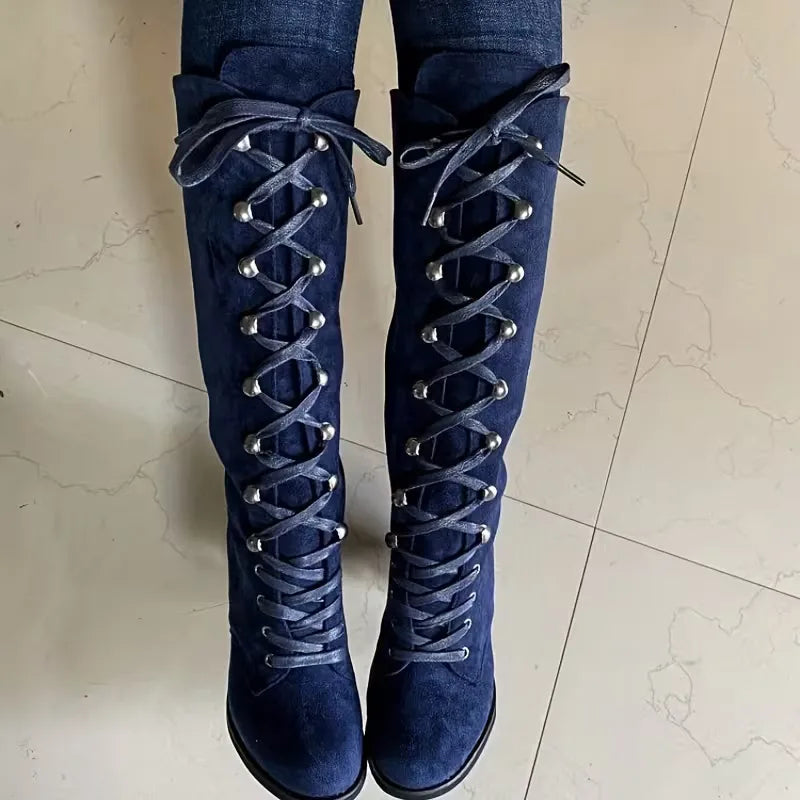 Warme winterse dames enkellaarsjes met blokhak, vetersluiting en stijlvol design.