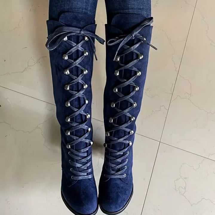 Warme winterse dames enkellaarsjes met blokhak, vetersluiting en stijlvol design.