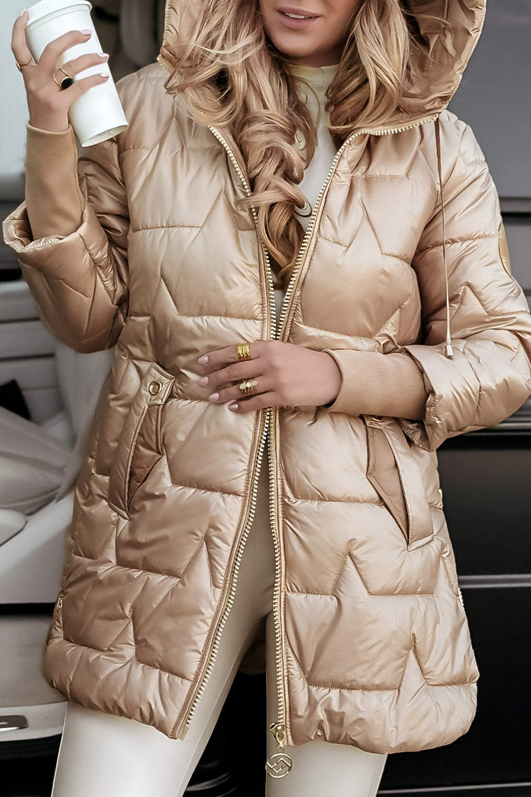 Hoogwaardige dames hooded jas, ideale warme herfstjas met capuchon. Perfecte casual mode voor koudere dagen.
