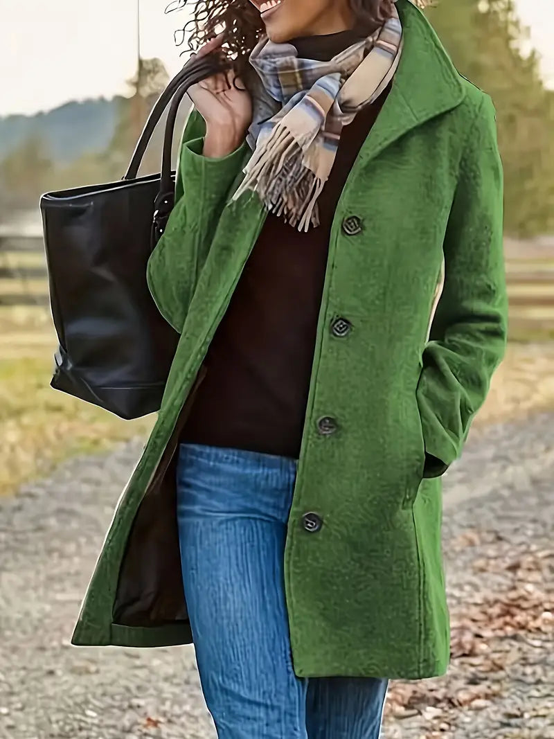 "Stijlvolle dames jas met vrouwelijke pasvorm en warmhoudende voering, perfect voor herfst en winter, elegante look."