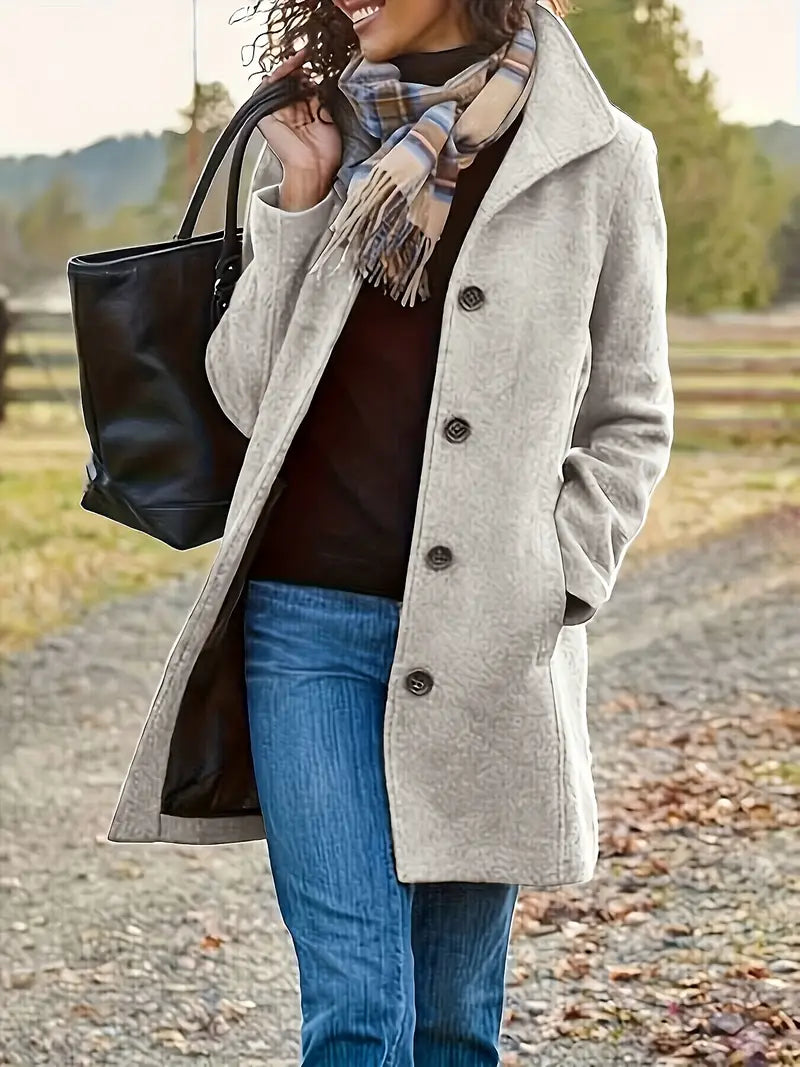 "Stijlvolle dames jas met vrouwelijke pasvorm en warmhoudende voering, perfect voor herfst en winter, elegante look."