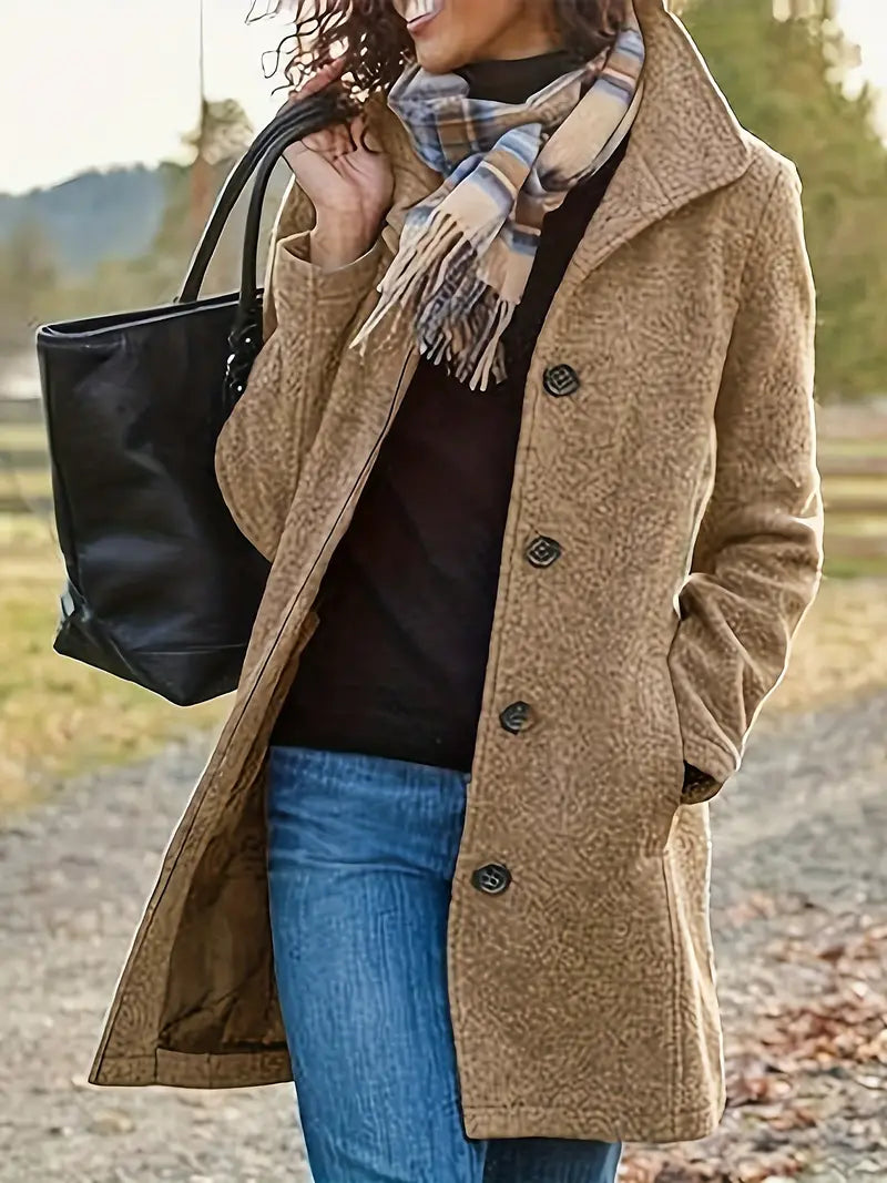 "Stijlvolle dames jas met vrouwelijke pasvorm en warmhoudende voering, perfect voor herfst en winter, elegante look."