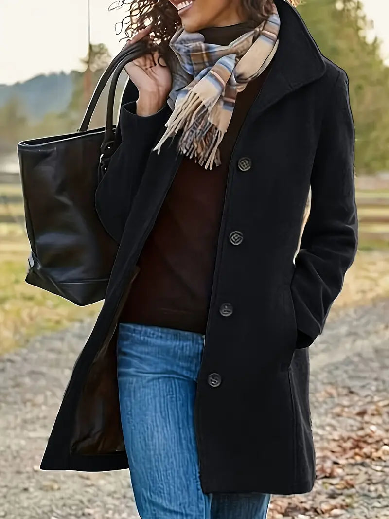 "Stijlvolle dames jas met vrouwelijke pasvorm en warmhoudende voering, perfect voor herfst en winter, elegante look."