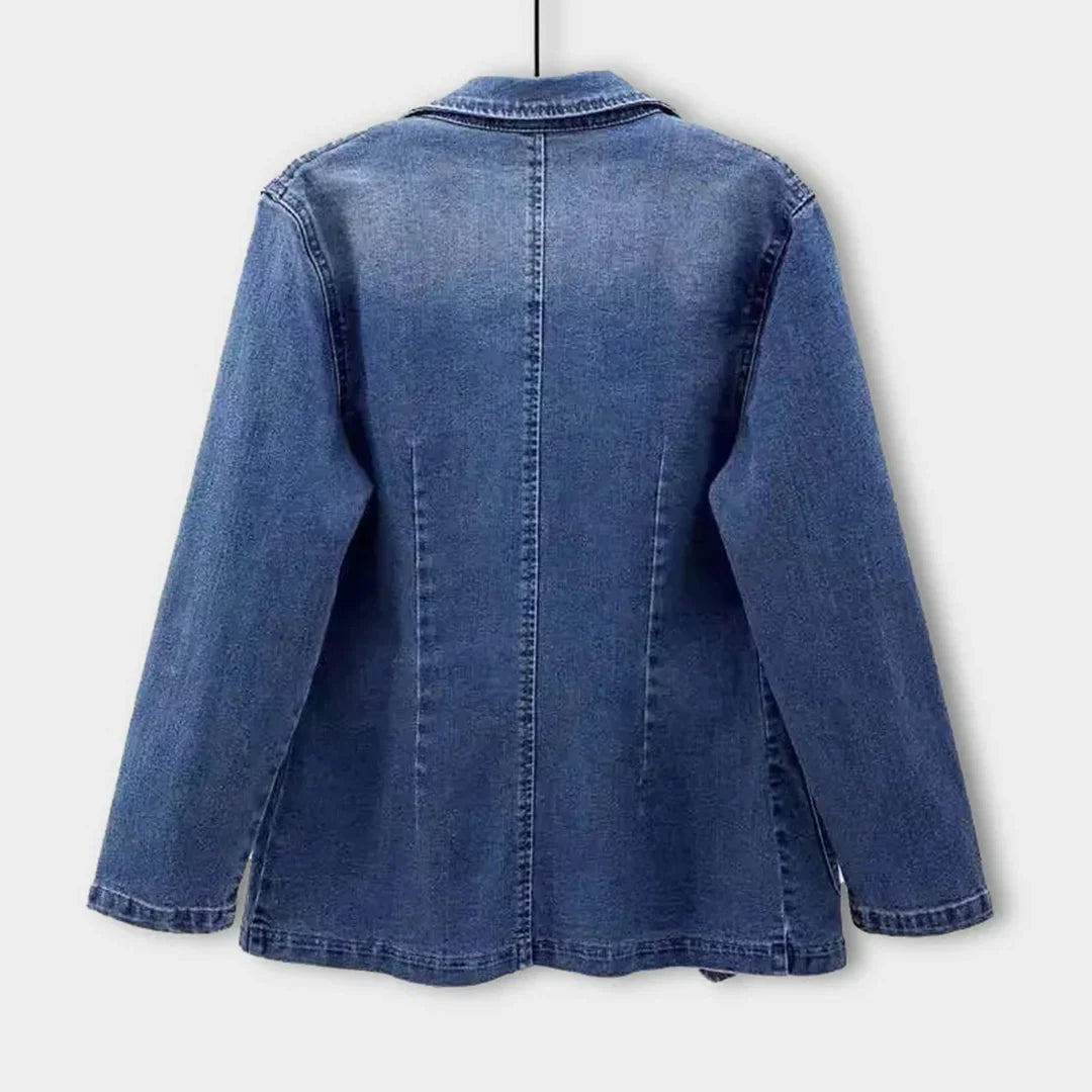 Comfortabele blauwe dames blazer van jeansstof, getailleerd en met lange mouwen. Ideaal voor de moderne vrouw.