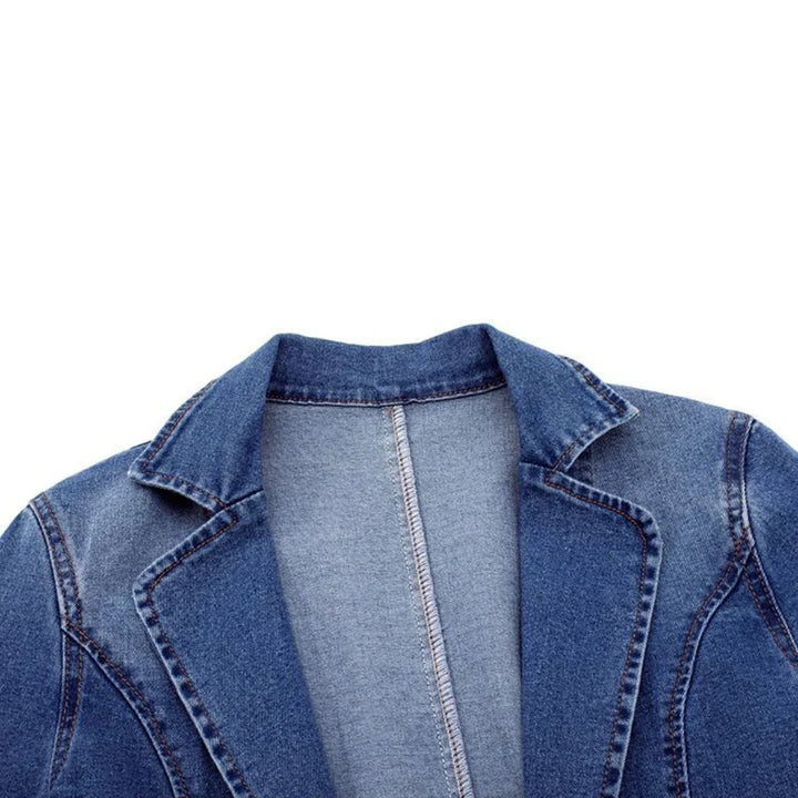Casual chic dames jeans blazer, getailleerd met comfortabel gevoel. Een essentiële toevoeging aan je garderobe.