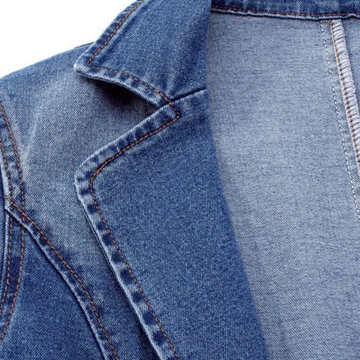 Moderne dames jeans blazer in blauw, met lange mouwen en een getailleerde pasvorm. Stijlvol en veelzijdig.