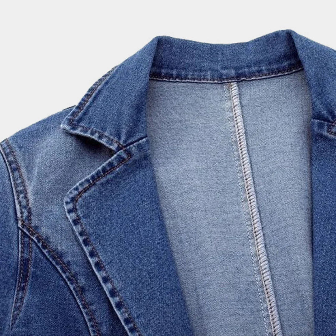 Elegante dames blazer van jeansstof, getailleerd voor een flatterende silhouet. Comfortabel en trendy dameskleding.