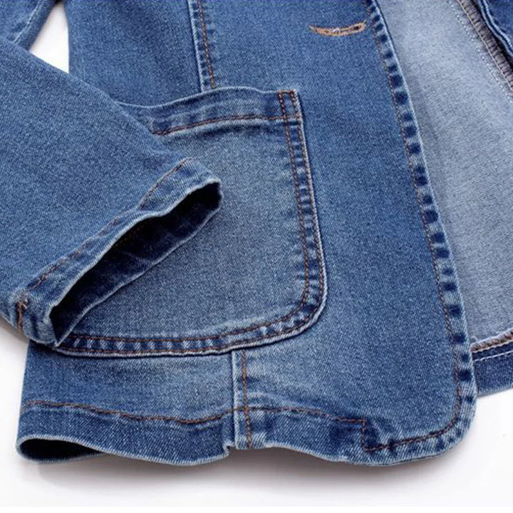 Dames jeans blazer met lange mouwen, getailleerd en comfortabel. Een must-have voor casual en modebewuste dames.