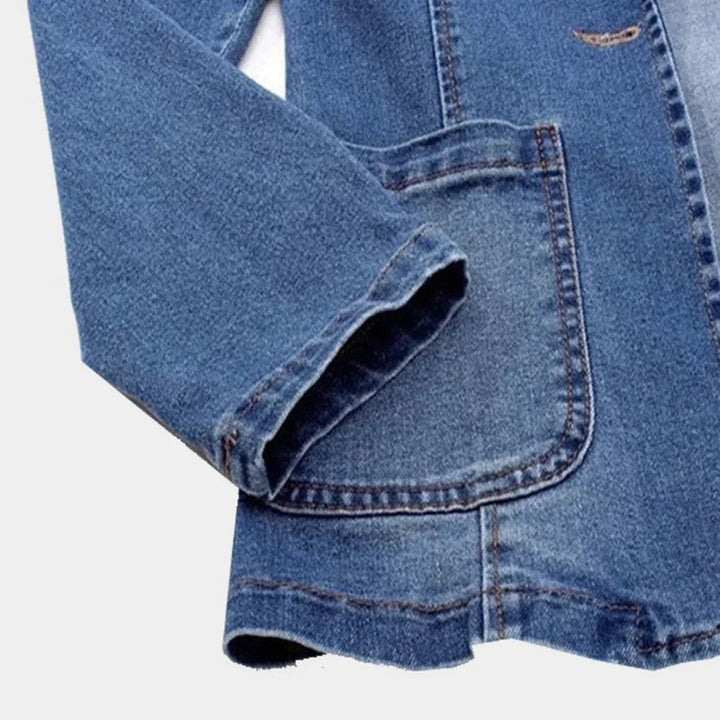 Trendy dames jeans blazer in blauw, getailleerd en stijlvol. Geniet van het comfort en de veelzijdigheid.