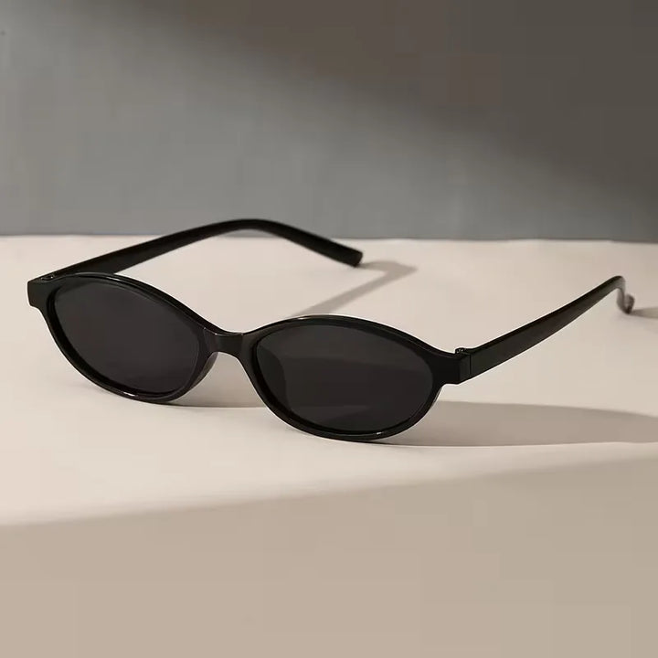 Elegante ovale dames zonnebril, perfect voor een zomerse dag. Dit getinte modeaccessoire beschermt stijlvol je ogen.
