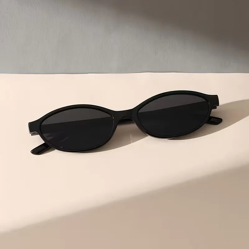 Moderne ovale zonnebril voor dames. Een veelzijdig modeaccessoire voor streetwear, zomer en vakantie; met stijlvolle getinte glazen.