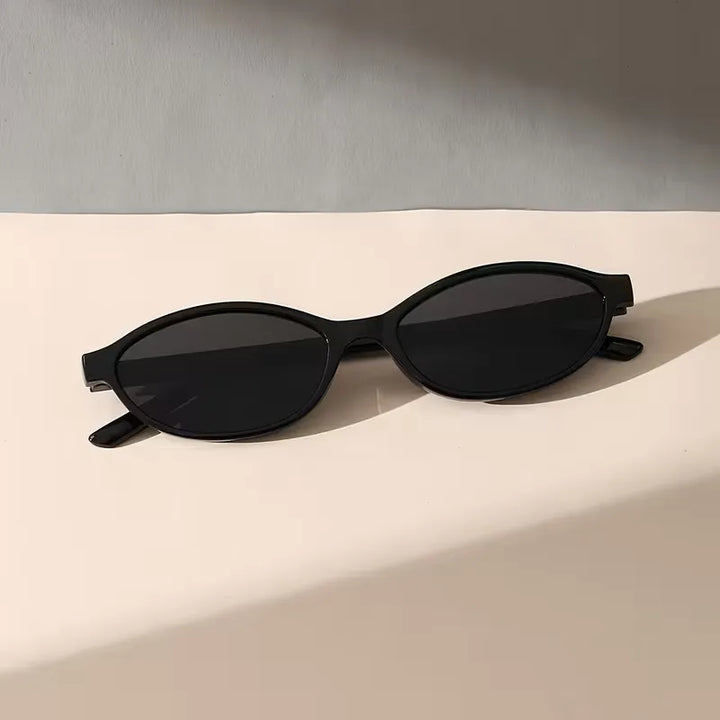 Moderne ovale zonnebril voor dames. Een veelzijdig modeaccessoire voor streetwear, zomer en vakantie; met stijlvolle getinte glazen.