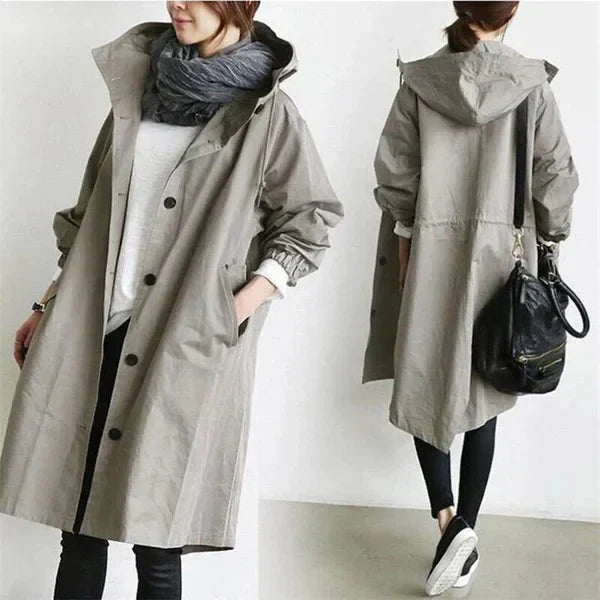 Stijlvolle dames regenjas met capuchon, wind- en waterdicht, lange pasvorm. Elegante details voor dagelijks gebruik.