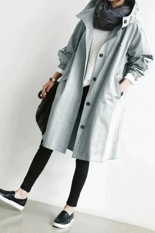 Stijlvolle dames regenjas met capuchon, wind- en waterdicht, lange pasvorm. Elegante details voor dagelijks gebruik.