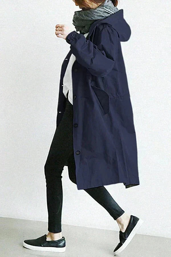 Stijlvolle dames regenjas met capuchon, wind- en waterdicht, lange pasvorm. Elegante details voor dagelijks gebruik.