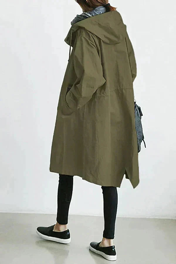Stijlvolle dames regenjas met capuchon, wind- en waterdicht, lange pasvorm. Elegante details voor dagelijks gebruik.