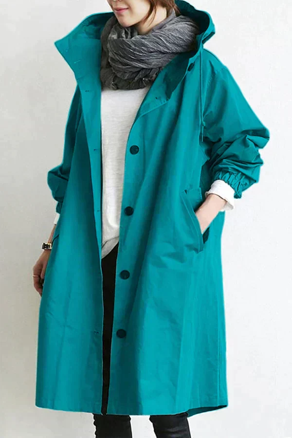 Stijlvolle dames regenjas met capuchon, wind- en waterdicht, lange pasvorm. Elegante details voor dagelijks gebruik.