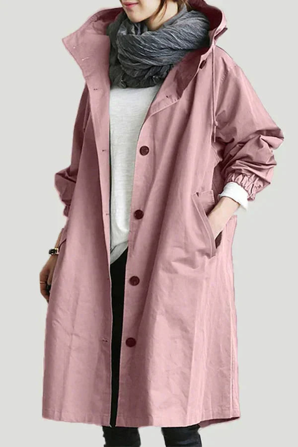 Stijlvolle dames regenjas met capuchon, wind- en waterdicht, lange pasvorm. Elegante details voor dagelijks gebruik.