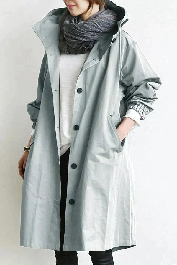 Stijlvolle dames regenjas met capuchon, wind- en waterdicht, lange pasvorm. Elegante details voor dagelijks gebruik.